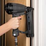 gwozdziarka-pneumatyczna-axminster-professional-ap2050bn-montaz-listwy-02