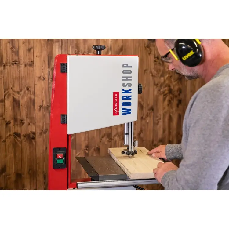 pila-tasmowa-axminster-workshop-aw1950b-ciecie-drewna-zblizenie-10